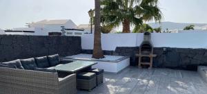 big-playa-blanca-villa-arabella-outdoor-dining-area-with-canarian-bbq