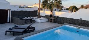 big-playa-blanca-villa-villa-arabella-outside-area-pool-and-sun-loungers