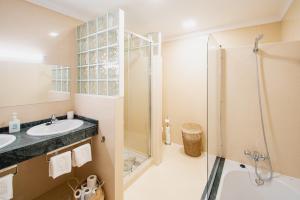 big-playa-blanca-villa-vista-rey-bathroom-shower