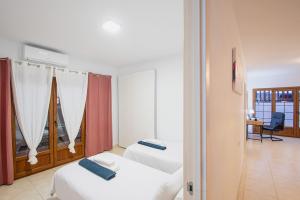 big-playa-blanca-villa-vista-rey-bedroom-workdesk