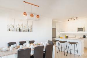 big-playa-blanca-villa-vista-rey-dining-area