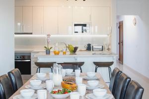 big-playa-blanca-villa-vista-rey-kitchen