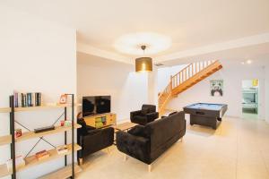 big-playa-blanca-villa-vista-rey-living-area-with-pool-table