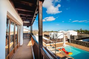 big-playa-blanca-villa-vista-rey-sundeck