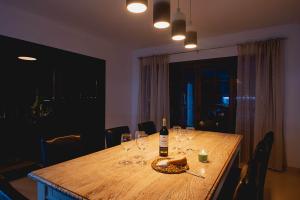 big_vista_reina_dining_table_night