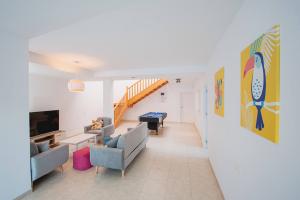 big_vista_reina_living_room