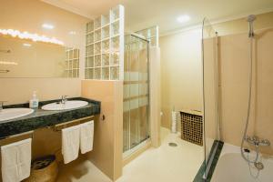 big_vista_reina_shower
