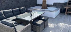 playa-blanca-villa-arabella-outdoor-lounging-area-with-wine-and-glasses-on-table