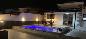 playa-blanca-villa-arabella-pool-at-night