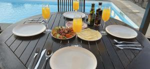 playa-blanca-villa-villa-arabella-outside-dining-area-with-breakfast