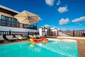 playa_blanca_villa_vista_rey_swimming_pool