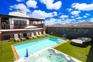 villa-penguina--oustide-private-heated-pool
