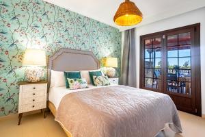 villa-penguina-double-bedroom-with-dining-area-view