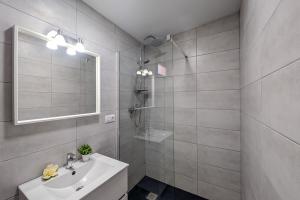 villa-penguina-ensuite-modern-bathroom