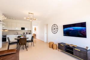 villa-penguina-lounge-and-dining-area