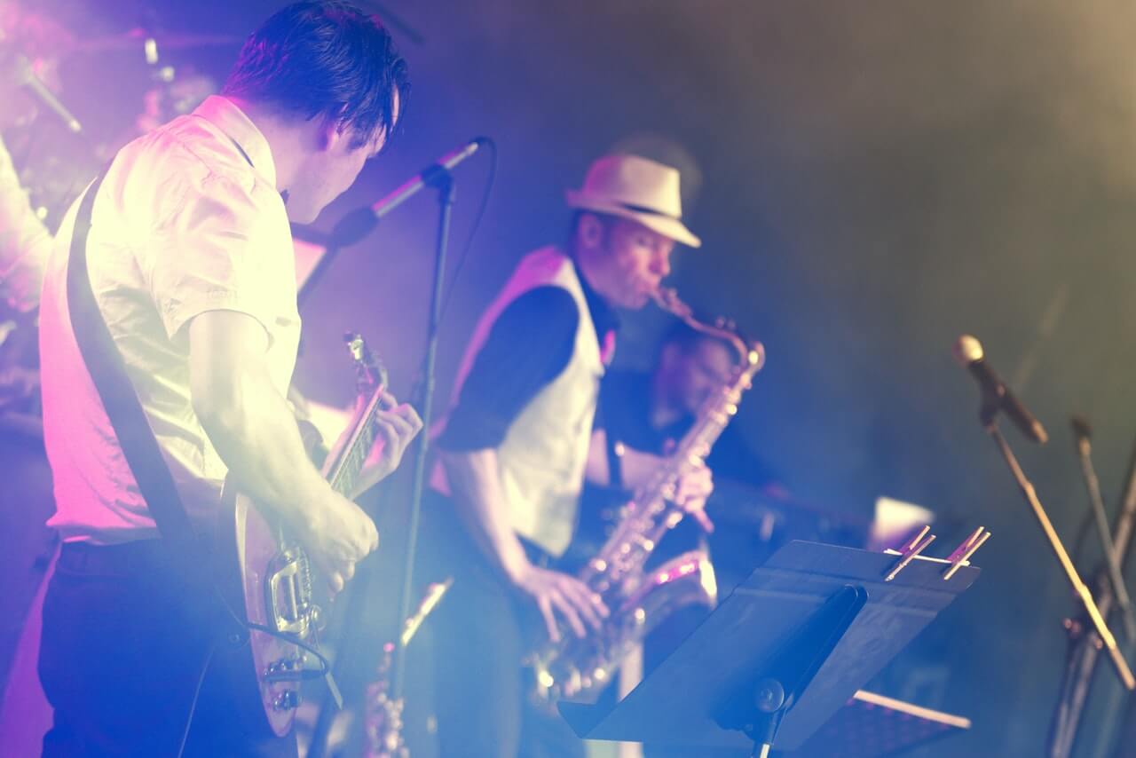 playa blanca nightlife men performing live music with saxophone