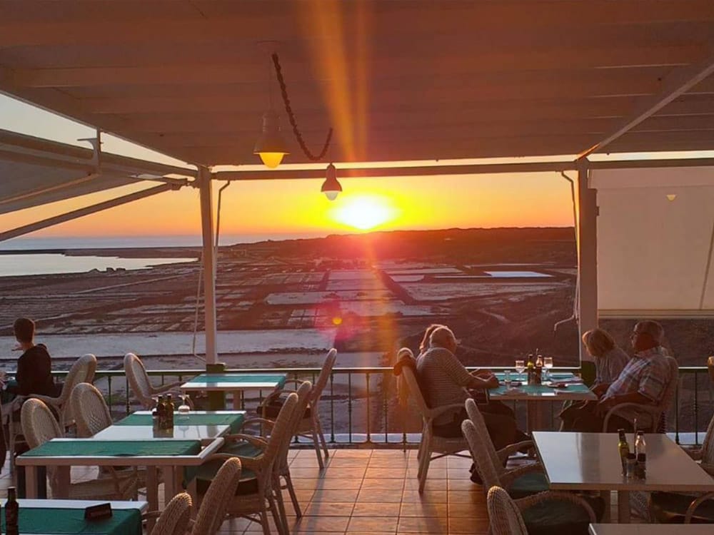 Mirador De La Salinas dining area